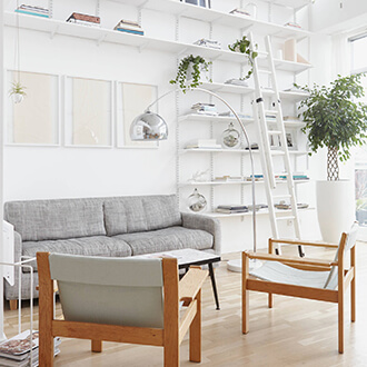 Obývák ve skandinávském stylu inspirace na křesílka a sedačku